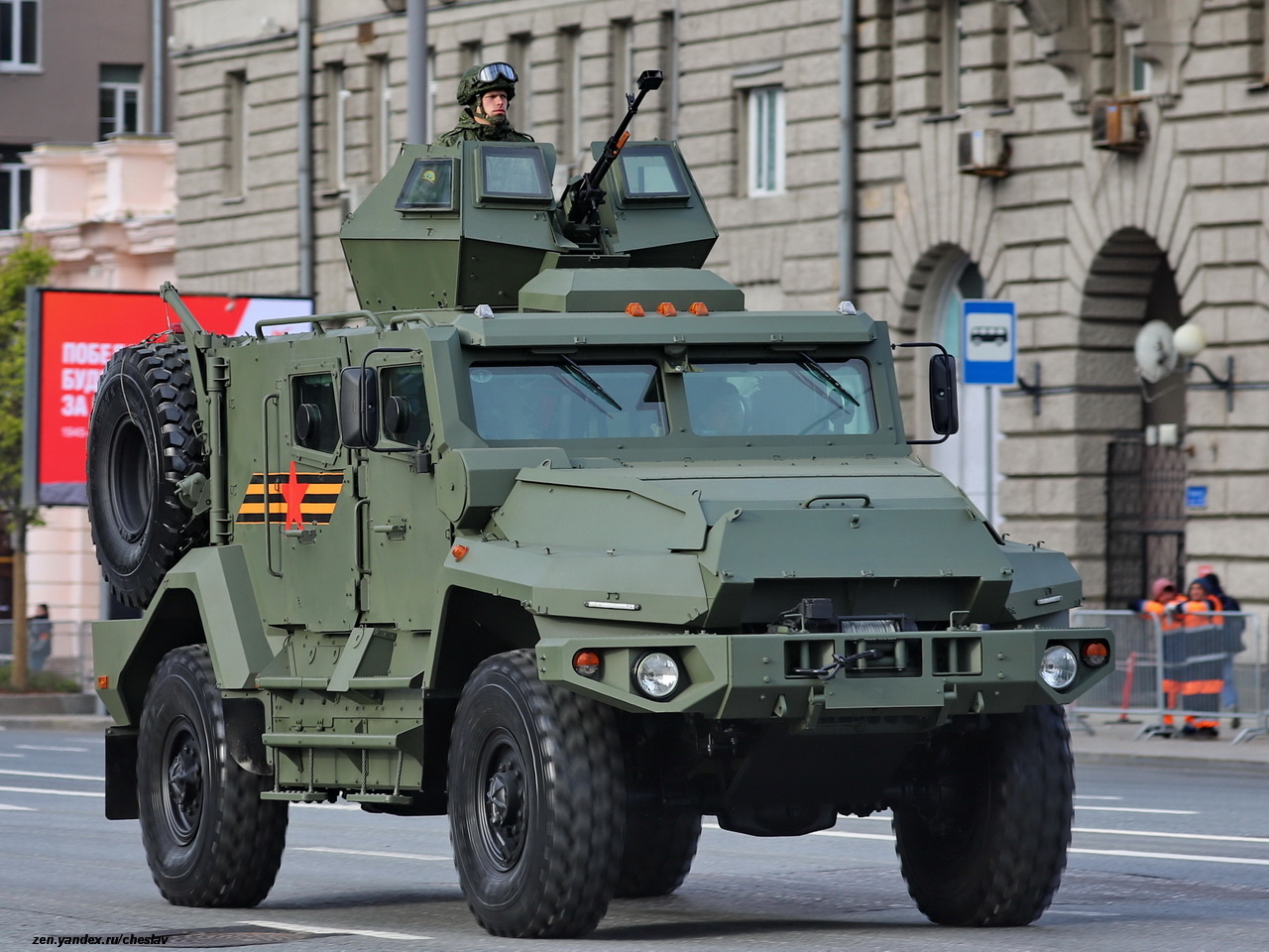 Lako oklopno vozilo za izviđanje. Brzo i okretno, pogodno za urbana ratišta.