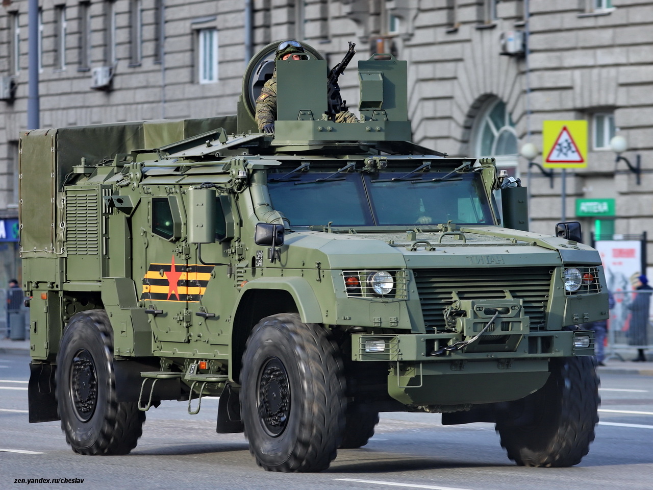 Specijalizovano izviđačko vozilo sa modularnim oklopom. Idealno za specijalne operacije u teškim terenima.