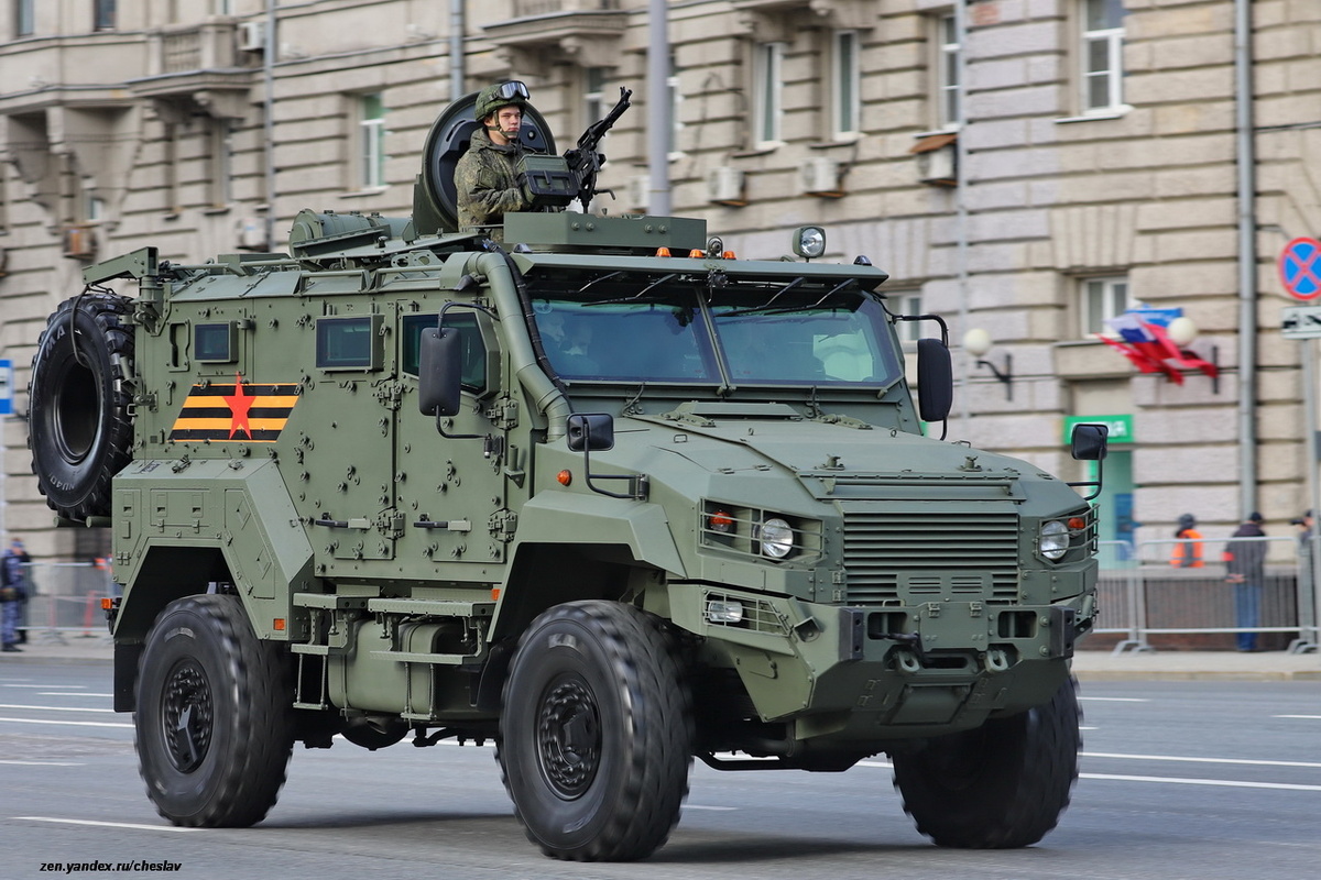 Vozilo otporno na mine (MRAP) sa kapacitetom za 10 vojnika. Poseduje V-oblik trup za zaštitu od IED-ova.