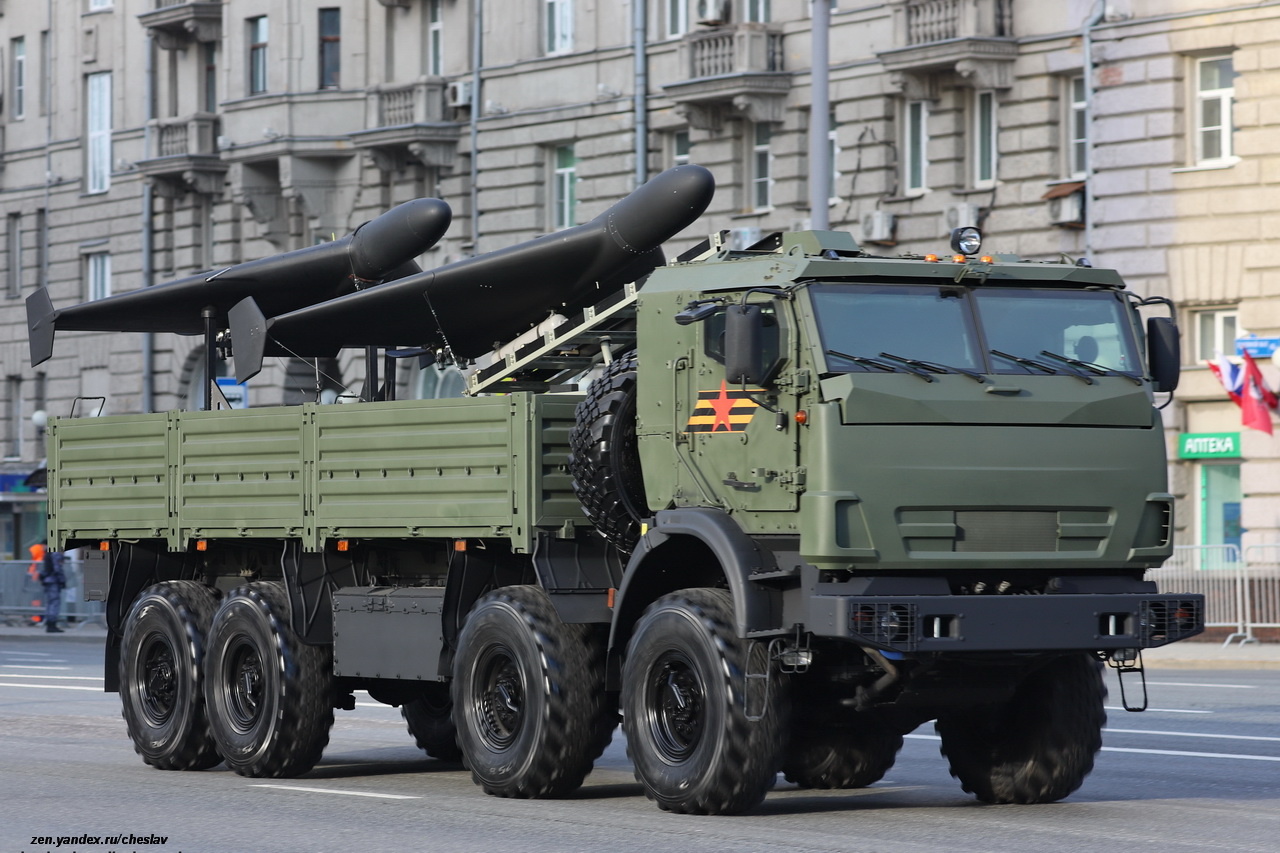 Bespilotni dron kamikaza "Geranj-2", parada Dan pobede, 9. maj 2025. godine u Moskvi.