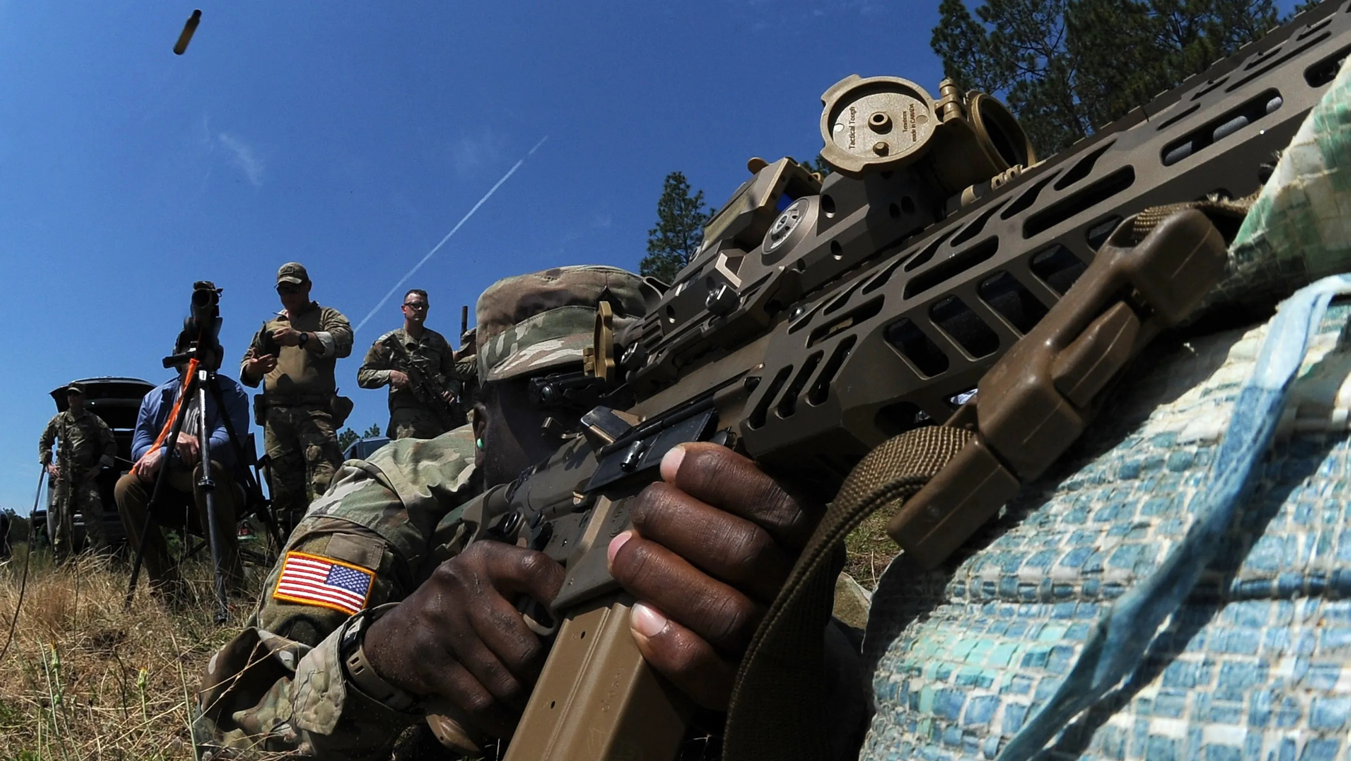 Izviđač iz Nacionalne garde Zapadne Virdžinije, gađa ciljeve puškom XM7 tokom testiranja u bazi Fort Brag, Severna Karolina, u junu 2024. godine. Fotografija: Vodnik prve klase Džon Susi, Kopnena vojska SAD.