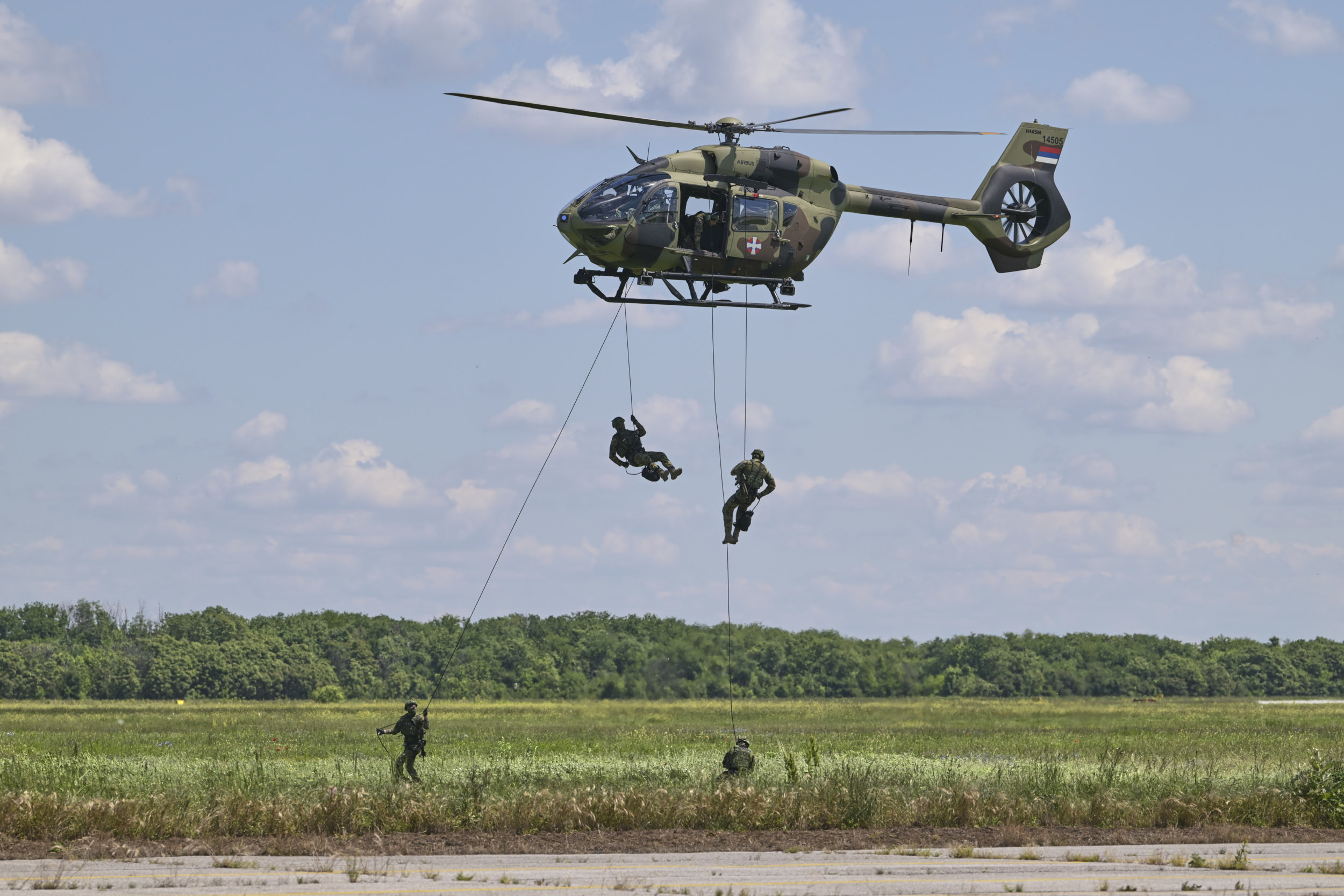 Tim specijalaca izvodi spuštanje iz helikoptera tehnikom "repeling"