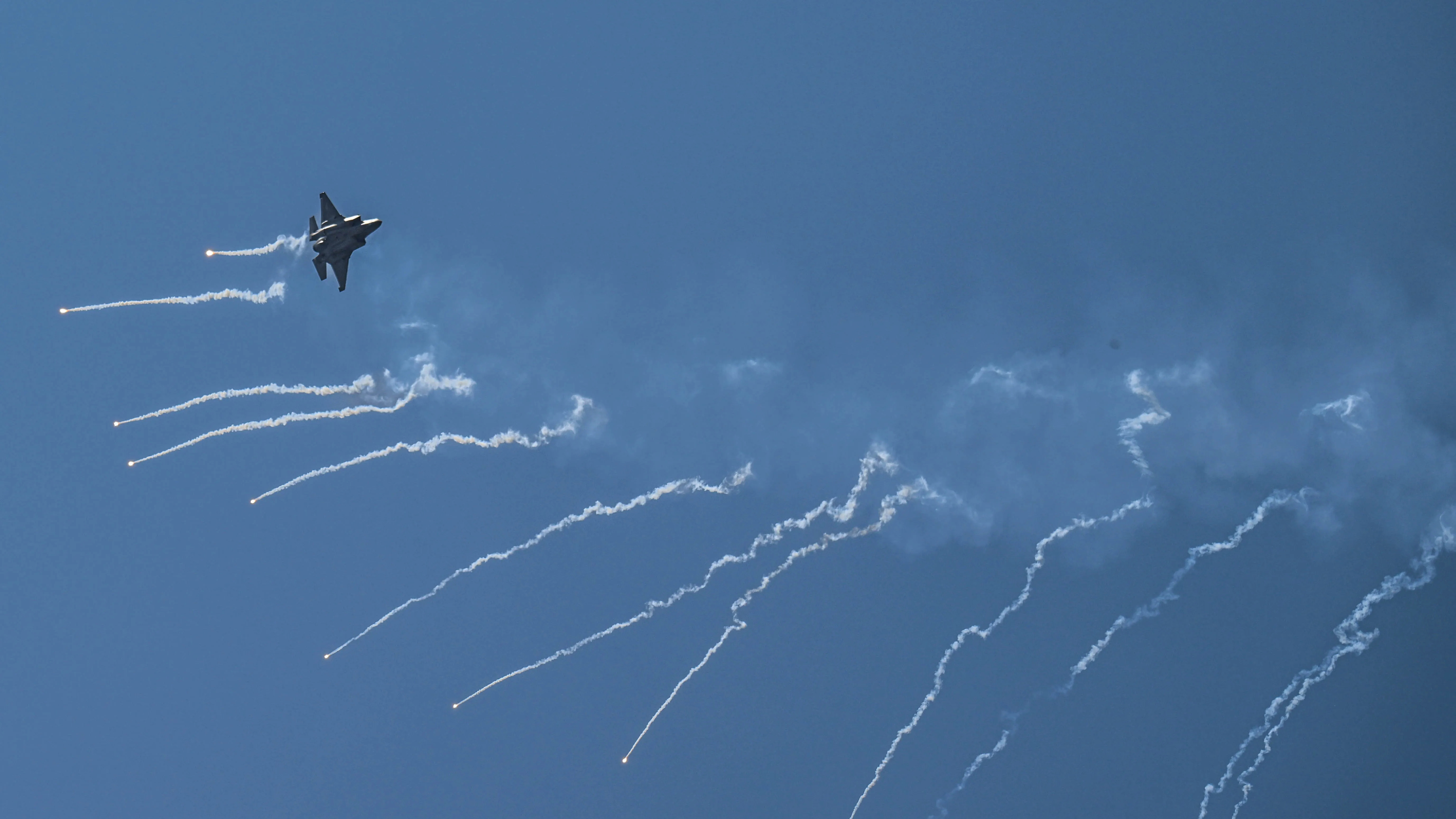 F-35A, izbacivanje IC mamaca tokom vazdušne demonstracije sa F-35A Lightning II 24. aprila 2025. Fotografija Ratnog vazduhoplovstva