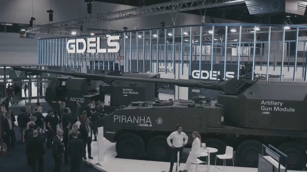 Samohodne haubice NEMESIS i 10×10 PIRANHA AAC na GDELS-ovom štandu na sajmu FEINDEF u Madridu.