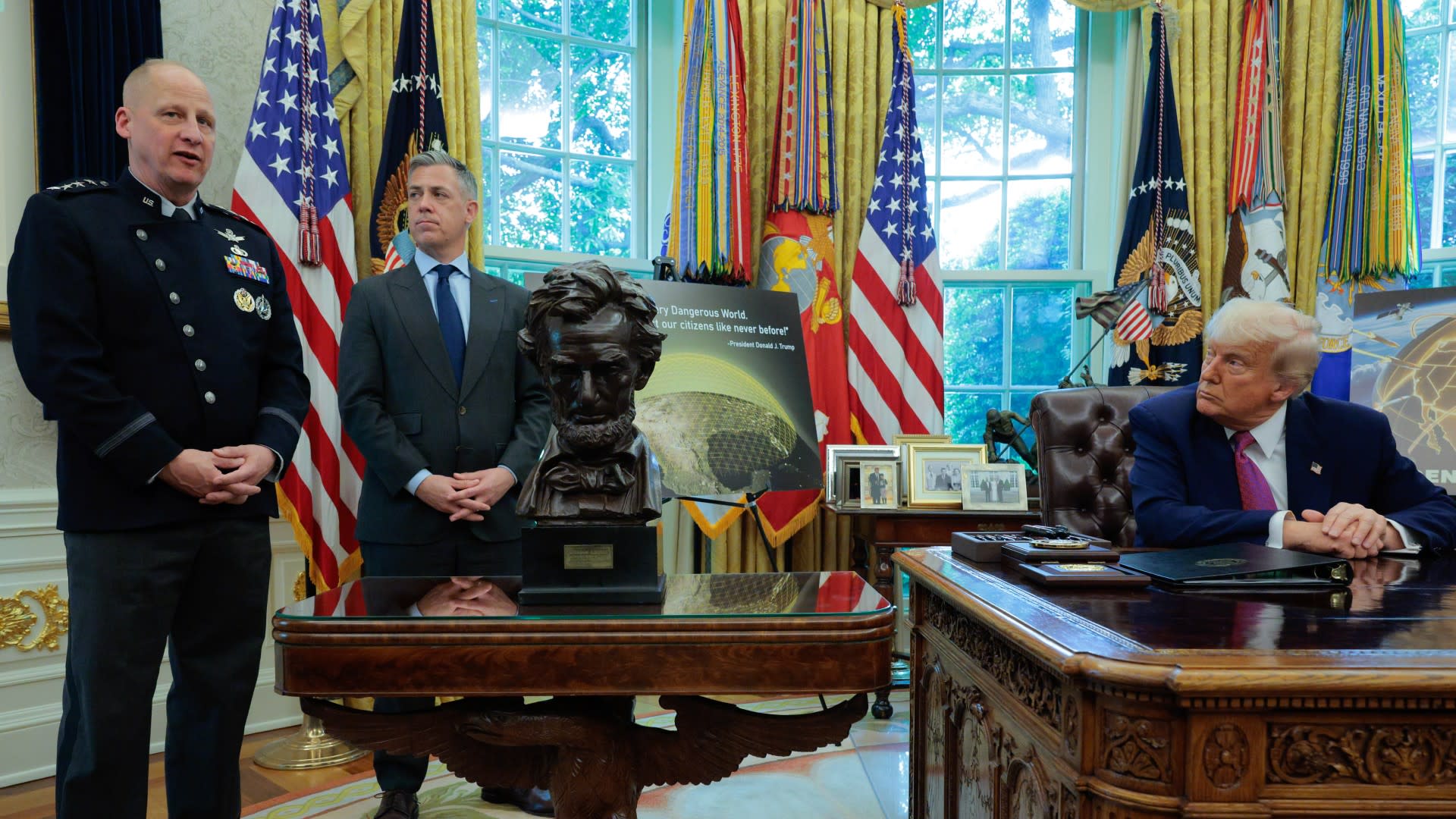 Kabinet američkog predsednika trampa u momentu prezentovanja sistema PRO Golden Dome.