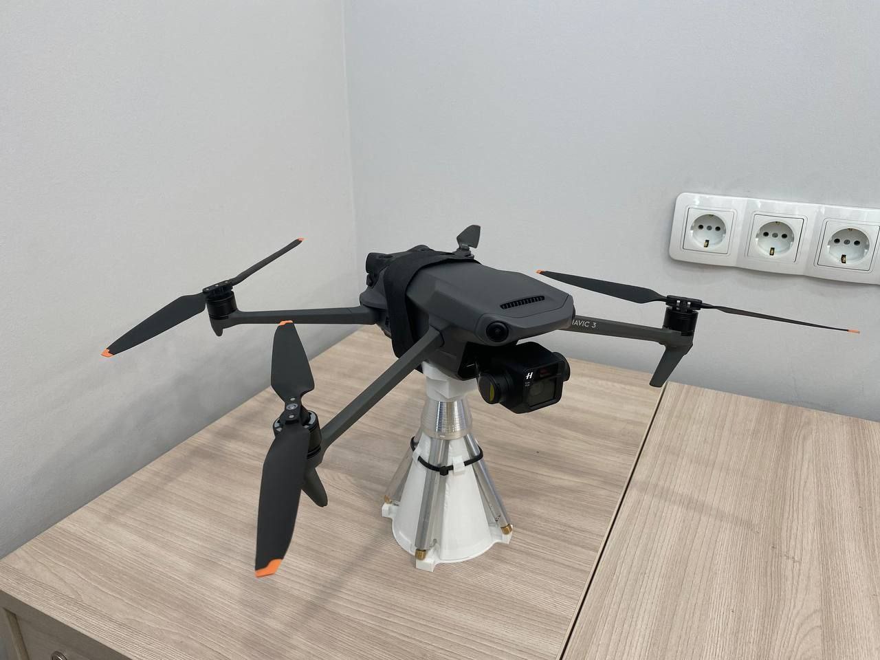Mavic 3 opremljen setkometom.