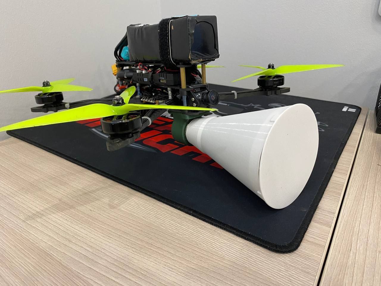 Mavic 3 opremljen setkometom.