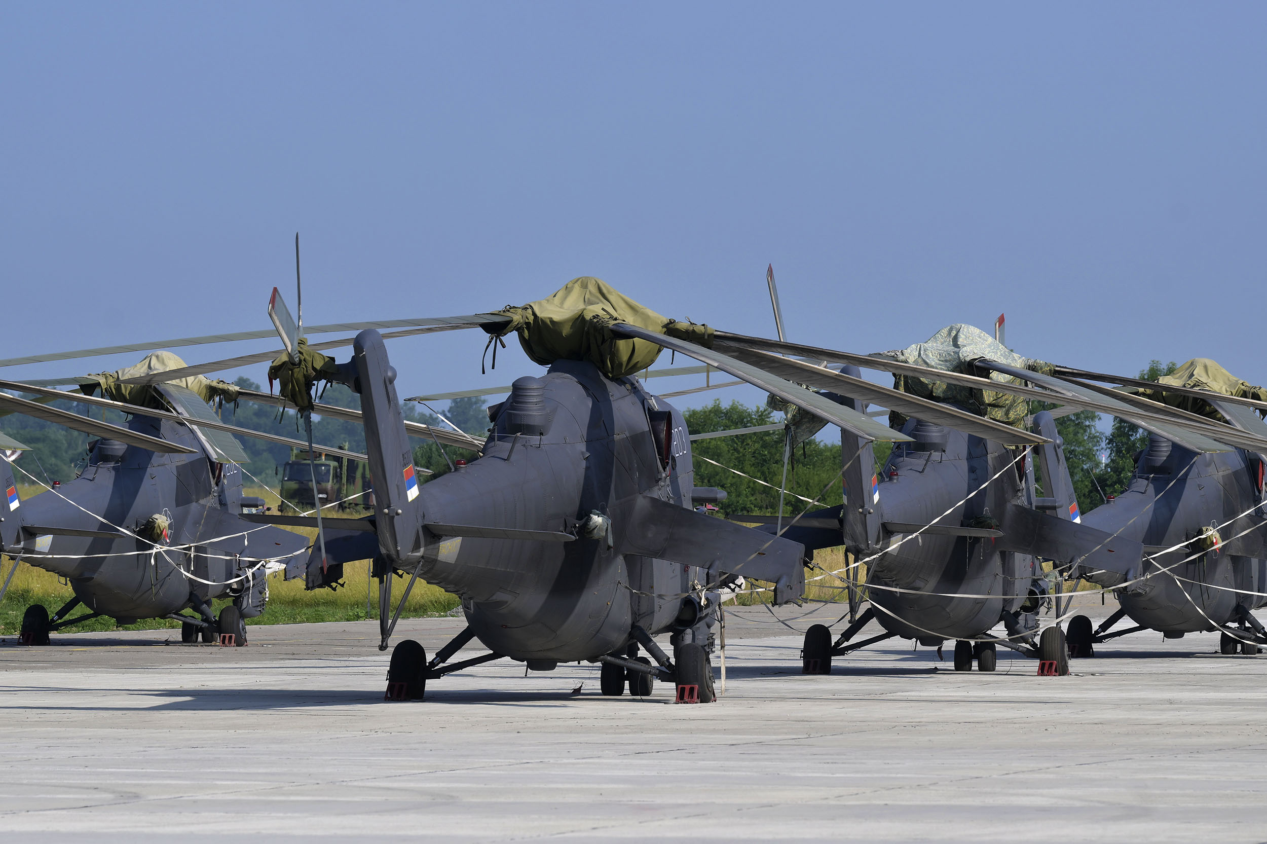 Desantno-jurišni helikopteri Mi-35P na stajanci pored novog hangara