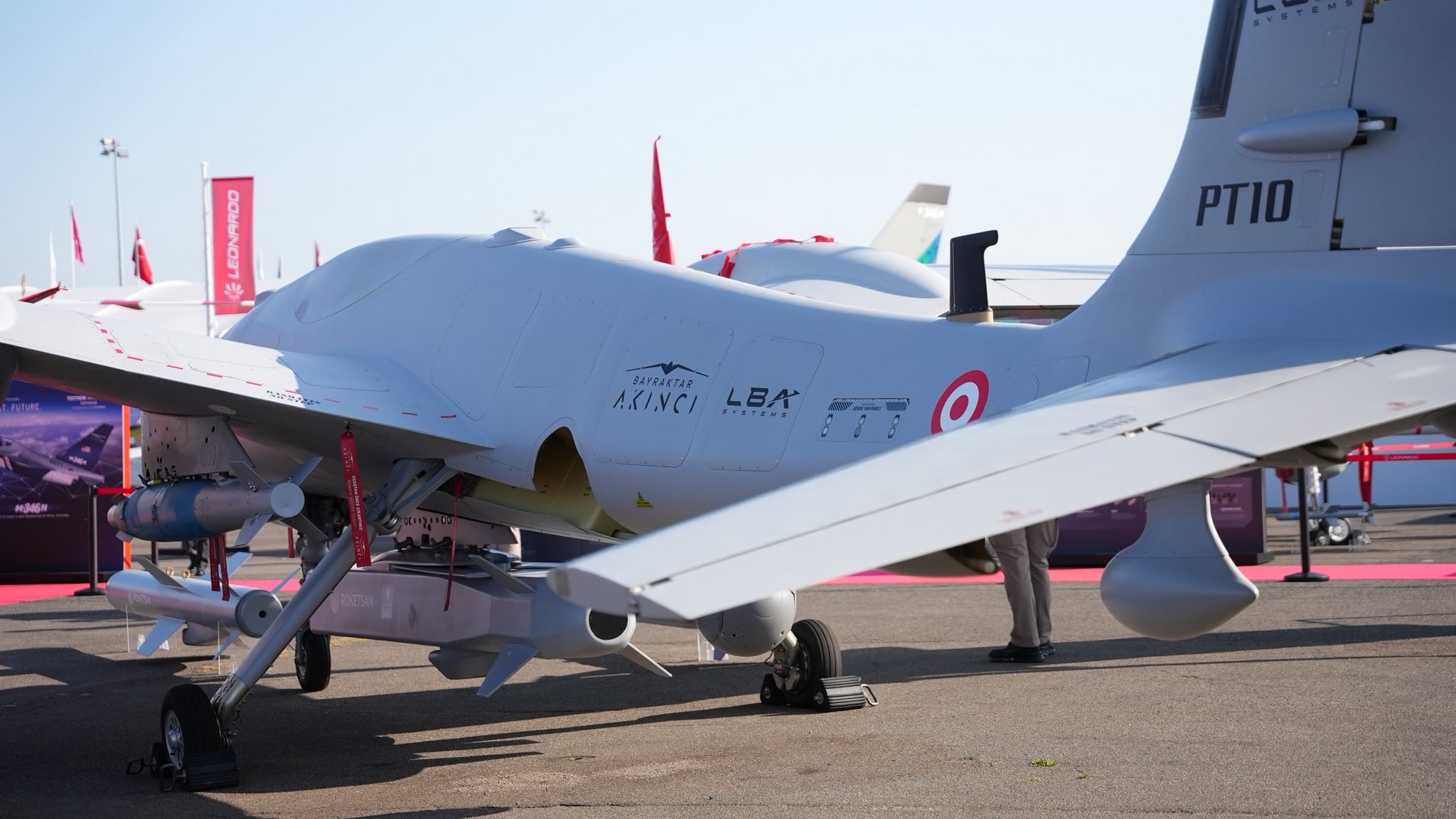 Akinci sa oznakama novo osnovane zajedničke kompanije na avio salonu u Le Burže 2025. Francuska.