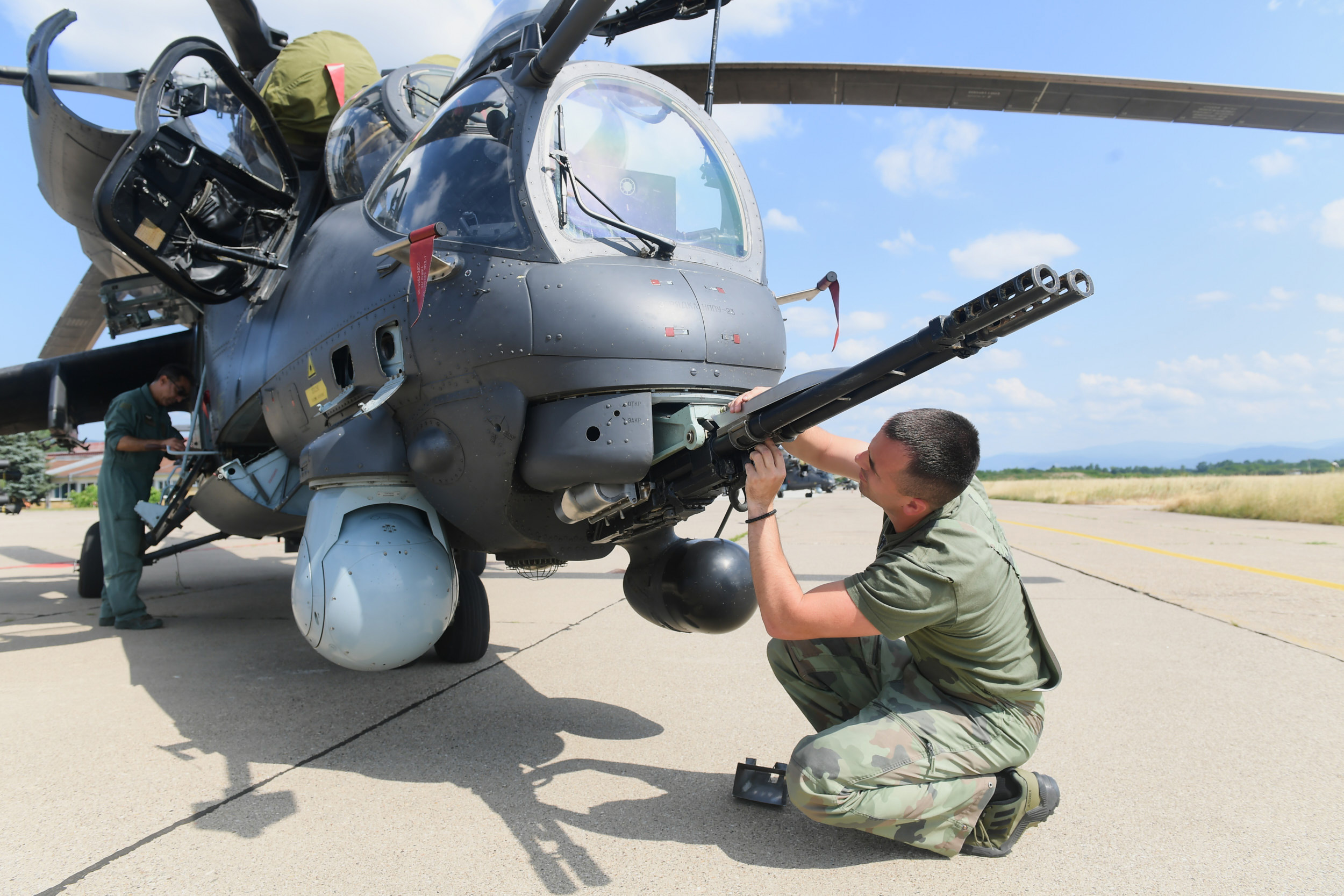 Naoružavanje jurišno-desantnog helikoptera Mi-35M, aerodrom „Morava” u Lađevcima.