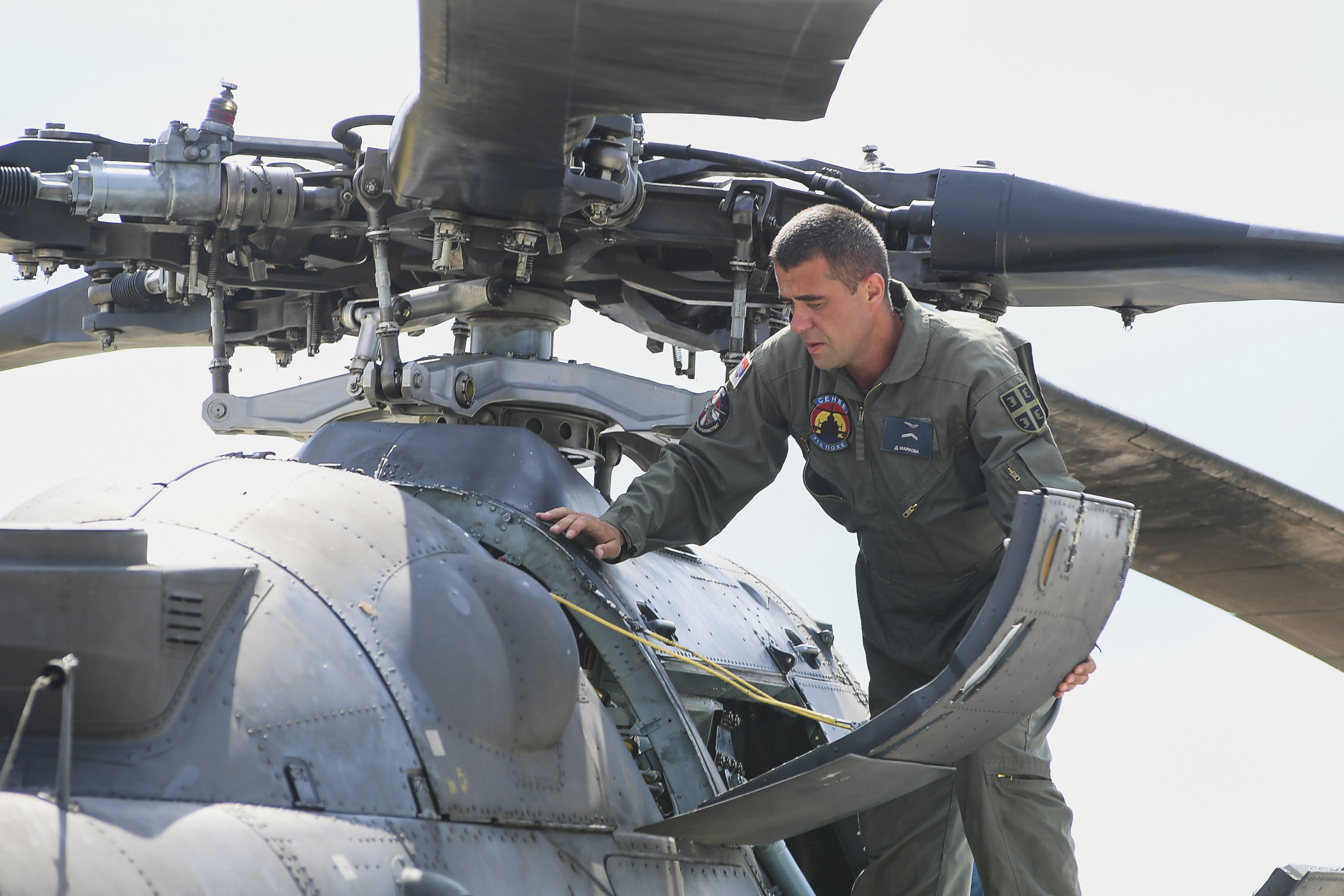 Priprema jurišno-desantnog helikoptera Mi-35M za let, aerodrom  „Morava” u Lađevcima.