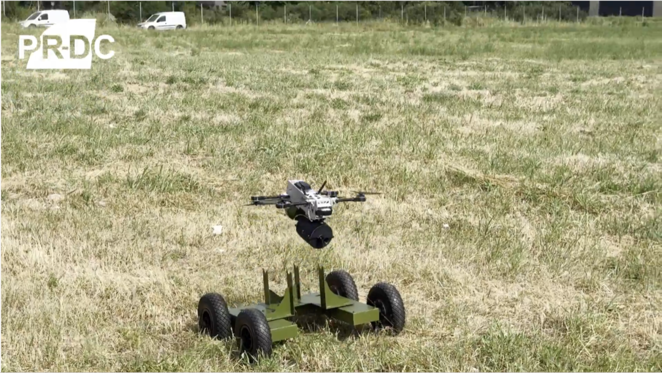 Momenat odvajanja FPV drona kamikaze od rovera.