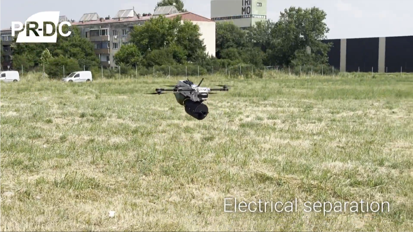 FPV dron kamikaza tokom leta ka cilju.