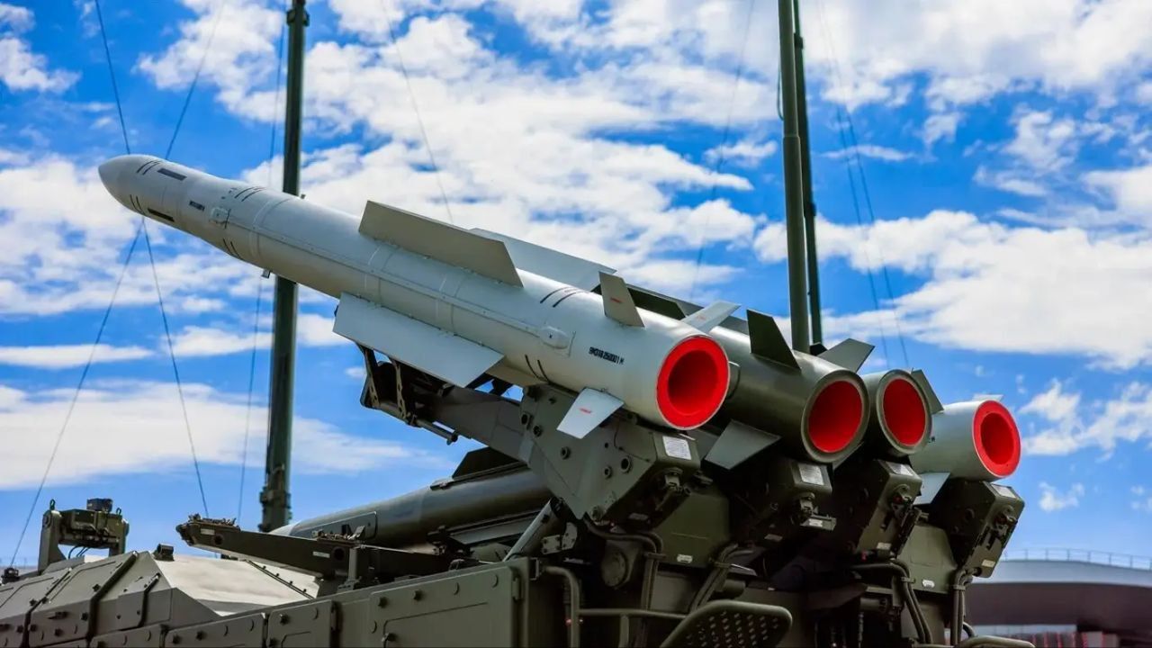 Beloruski sistem PVO Buk-MB2K tokom izložbe MILEX-2025 u prvom planu modernizovane rakete.