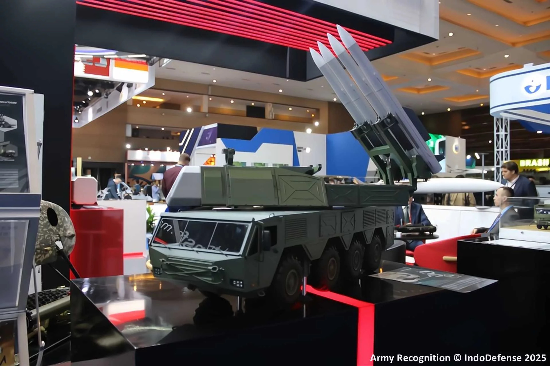 Maketa PVO sistema Buk-MB2K na sajmu IndoDefence 2025 u Džakarti.