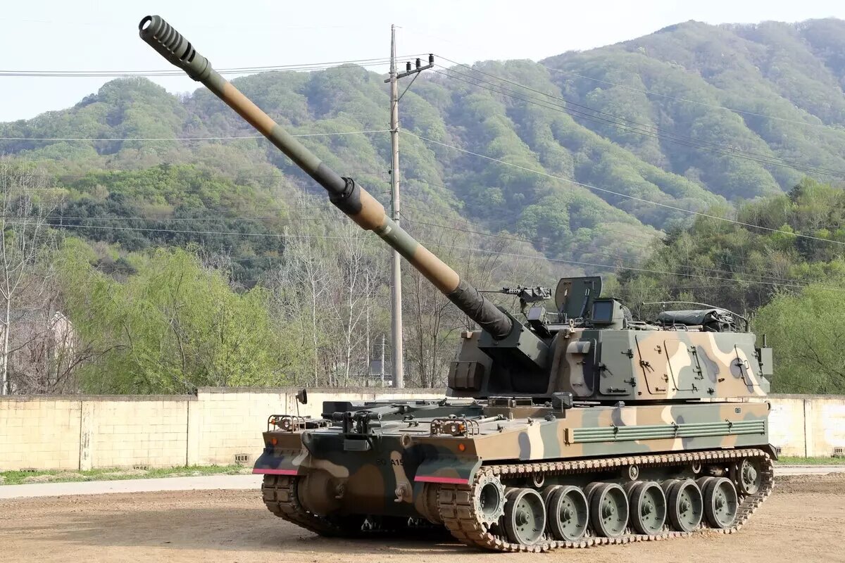 Južnokorejska samohodna haubica guseničar K-9A2.
