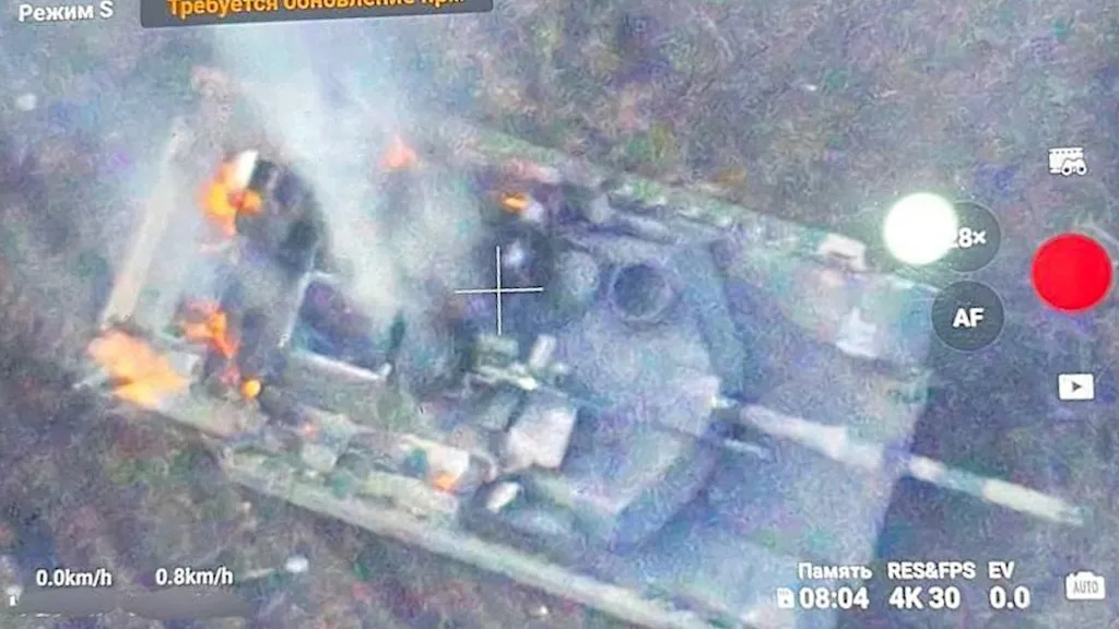 Ruski tenk T-80BVM sa fabrički proizvedenim oklopom tipa „cope cage“ izložen na izložbi odbrane „Army-2023“ u avgustu 2023.