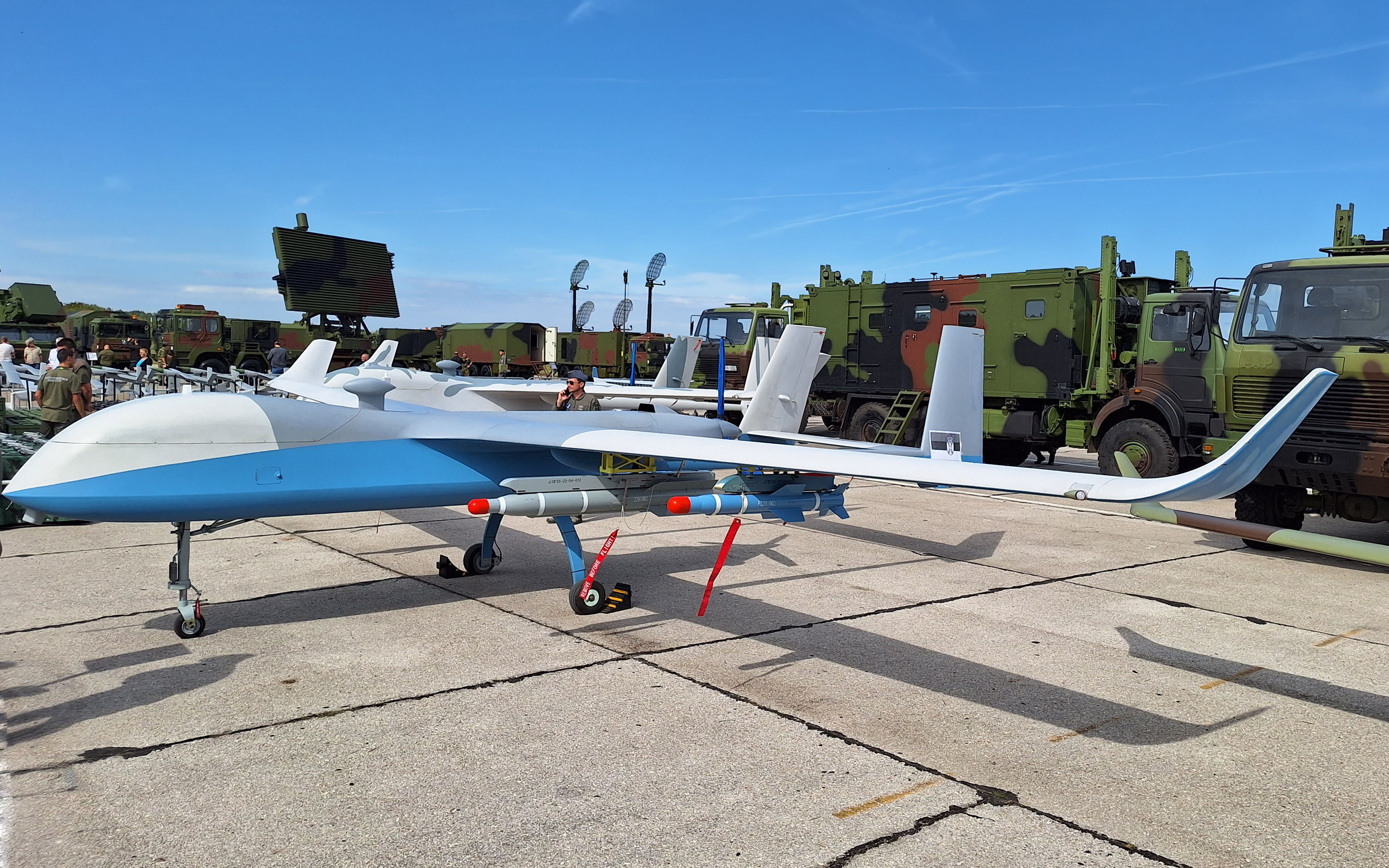 Kineska udarno-izveđačka bespilotna letelica CH-95 tokom prikaza „Zastava 2024”