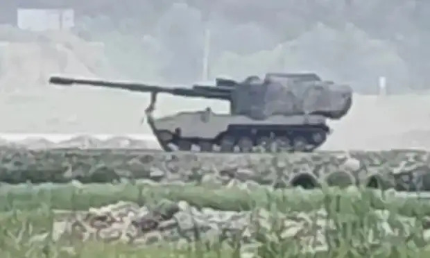 Samohodna haubica SH-16 na putu za poligon radi testiranja, jul 2025. godine