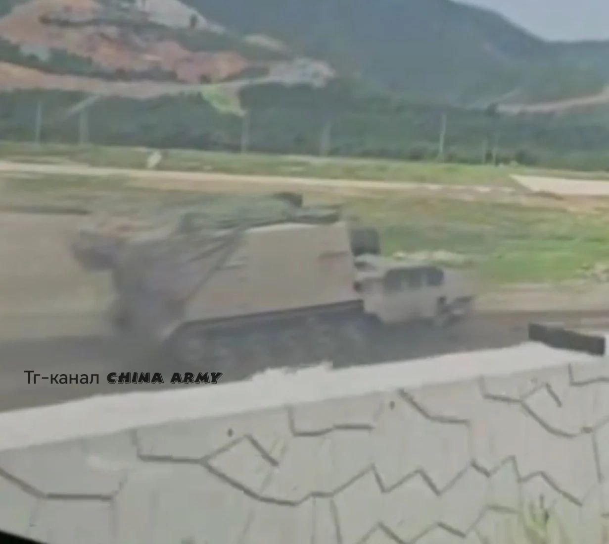 Samohodna haubica SH-16 na putu za poligon radi testiranja, jul 2025. godine