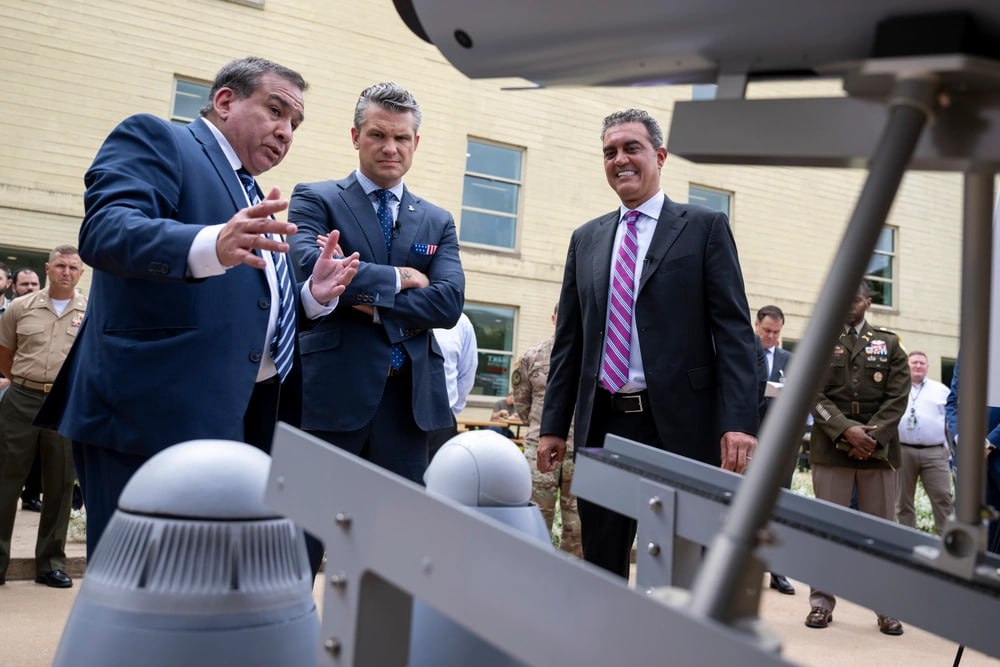 Američki ministar odbrane Pete Hegseth u razgledanju izloženih modela dronova