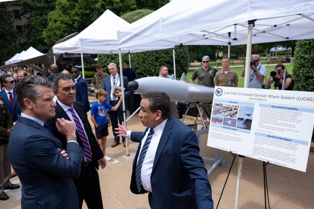 Dron kamikaza LUKAS u neposrednoj blizini je američki ministar odbrane Pete Hegseth 