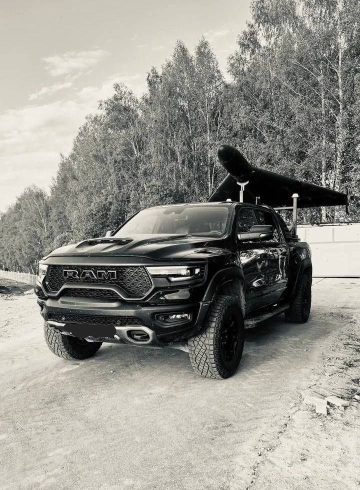 Jedan od načina lansiranja drona kamikaze Geranj-2 je primena vozila Dodge Ram 1500 kompanije Stellantis