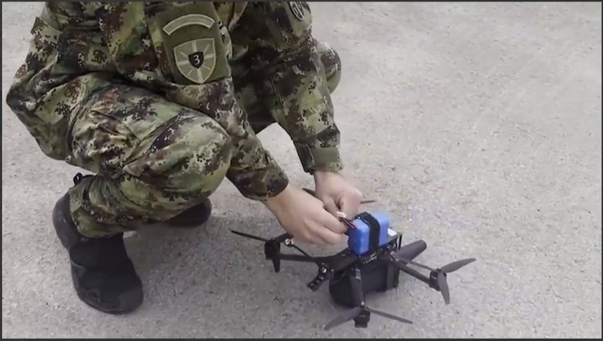 Obuka pripadnika Vojske Srbije u rukovanju FPV dronovima kamikaza Komarac-1