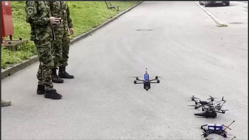 Obuka pripadnika Vojske Srbije u rukovanju FPV dronovima kamikaza Komarac-1