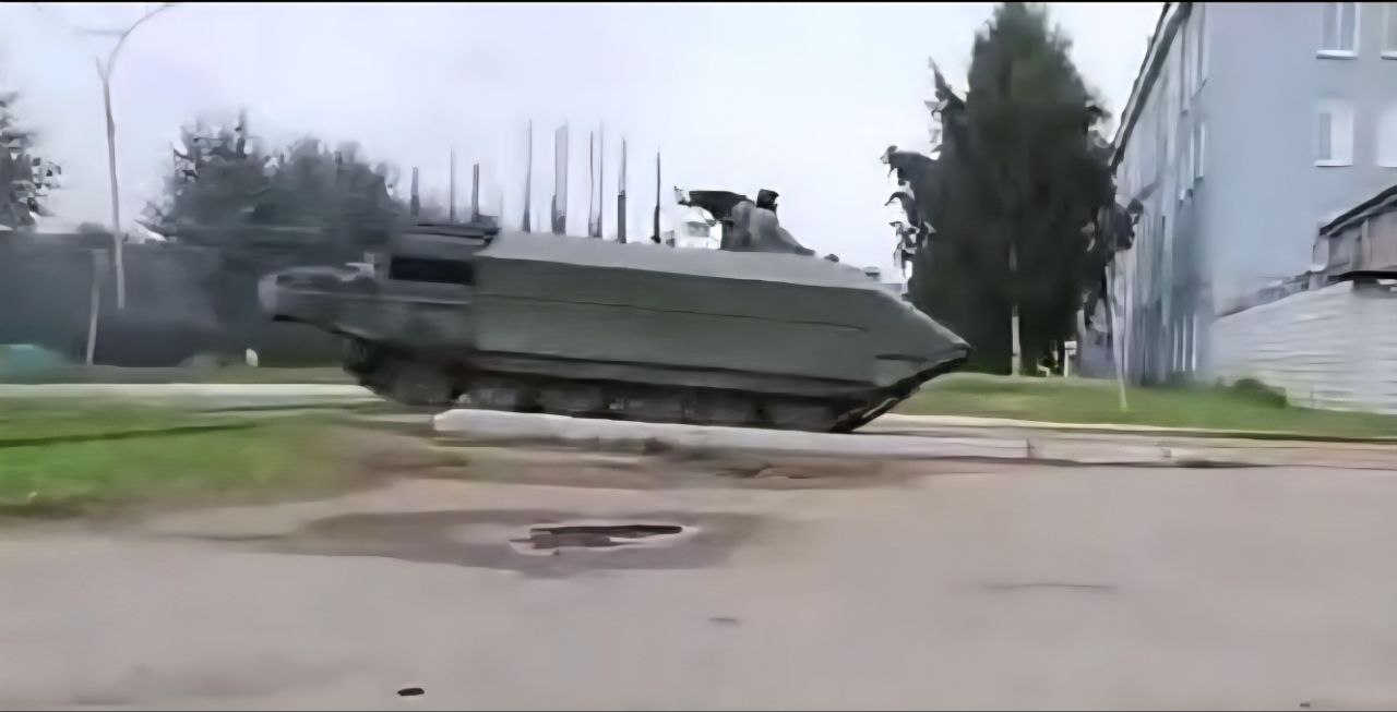 Komandno vozilo na šasiju tenka T-72/T-90