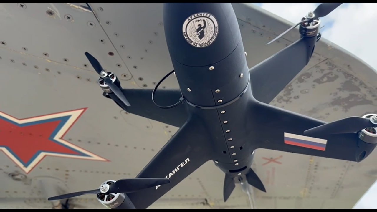Ruski dron presretač dronova "Arhangel" installiran na potkrilni nosač MiG-29SMT.