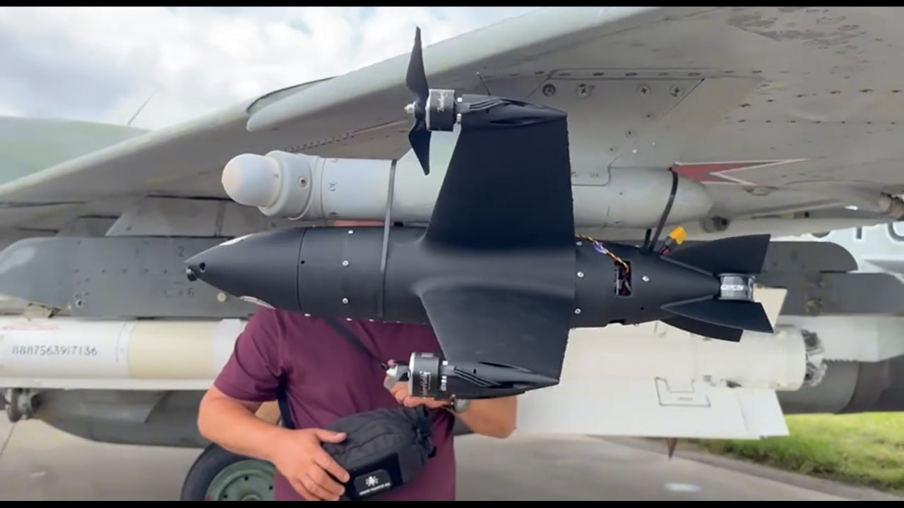 Ruski dron presretač dronova "Arhangel" installiran na potkrilni nosač MiG-29SMT.