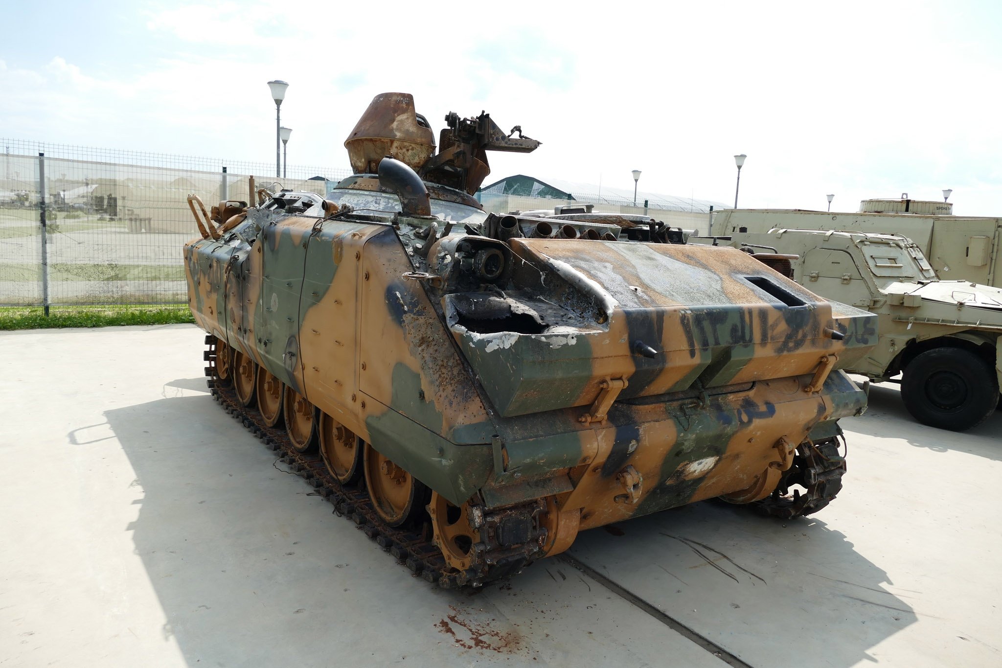 Oštećeni oklopni transporter M113 prikazan na izložbi tokom Međunarodnog vojno-tehničkog foruma „Armija 2023“ u Parku Patriot kraj Moskve.