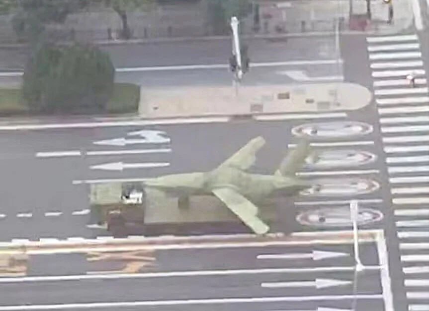 Kineski udarno izviđački dron FH-97 Loyal Wingman prekriven ceradom tokom priprema za vojnu paradu 17. avgusta 2025. godine