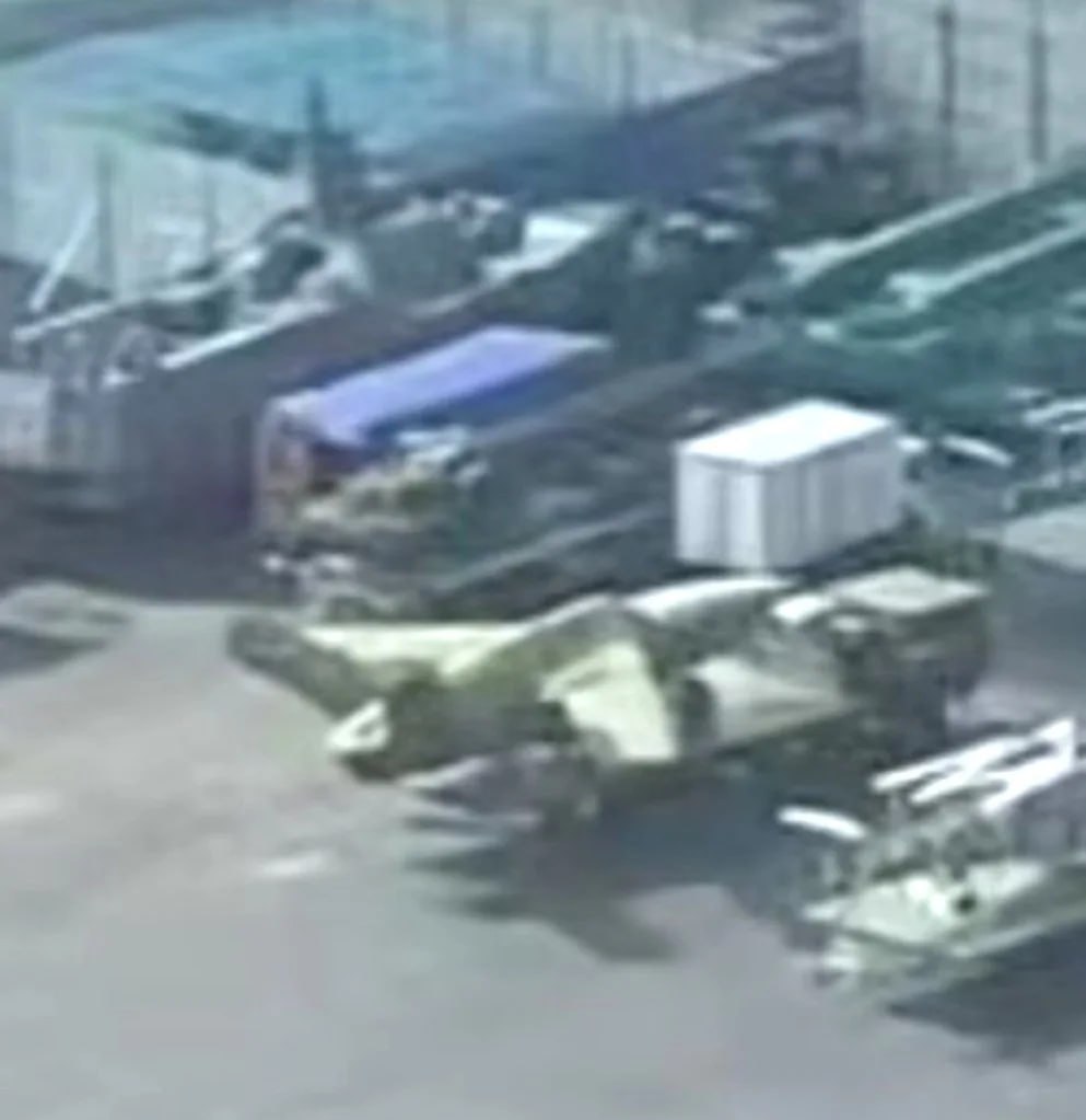 Kineski udarno izviđački dron FH-97 Loyal Wingman prekriven ceradom tokom priprema za vojnu paradu 17. avgusta 2025. godine
