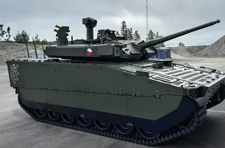 Prvi od 246 CV90 MkIV za češku vojsku je zvanično isporučen! Ova važna prekretnica proslavljena je sa našim partnerima iz Češke Republike i Švedske.