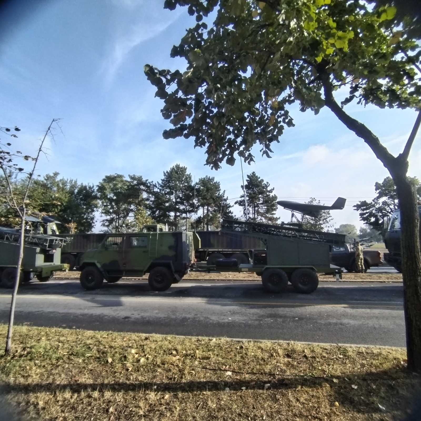 Na slici levo na lansirnoj rampi vidi se zadnji deo drona kamikaze SHADOW 25, a desno i SHADOW 50.