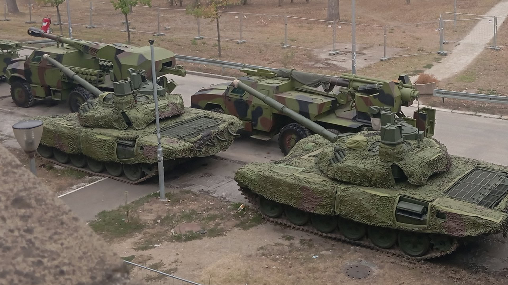 Teški samohodni minobacač u marševskom položaju u društvu samohodne haubice NORA B39 kalibra 152/155 (gore levo) i tenkova T-72B1MS (dole)