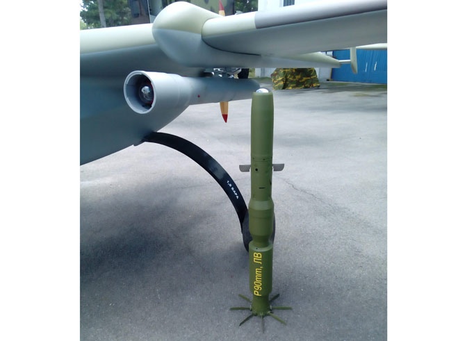 Krupni plan podkrilnog nosača bespilotne letelice Pegaz opremljenog raketnim bacačem kalibra 90 mm. Fotografija: Cyberspec1 preko X