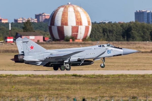 MiG-31BM naoružan krstarećom raketom neograničenog dometa Burevesnjik