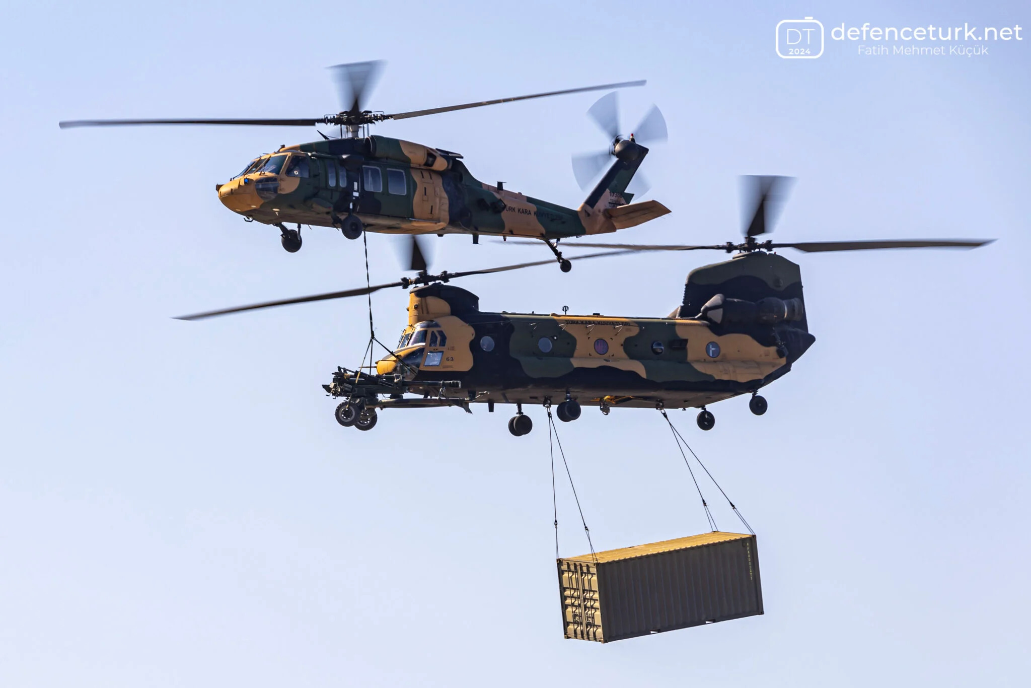 Laka vučna haubica BORAN kalibra 105 mm, može se transportovati nošenjem helikopterima Sikorski S-70 i helikopter CH-47F Chinook