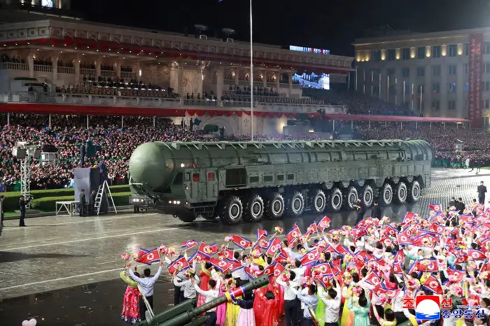 Pjongjang u znaku moći: Prikazan novi Hwasong-20 ICBM na vojnoj paradi