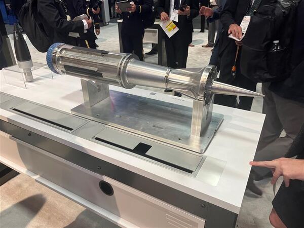 BAE Systems prikazuje projektil XM1155-SC na godišnjoj konferenciji o odbrani AUSA 2023. Foto: Džejns/Meredit Roaten