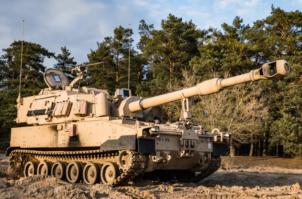 Samohodna haubica XM1299 iz programa ERCA američke vojske poseduje cev L/58 postavljena na samohodnu haubicu M109/PIM 