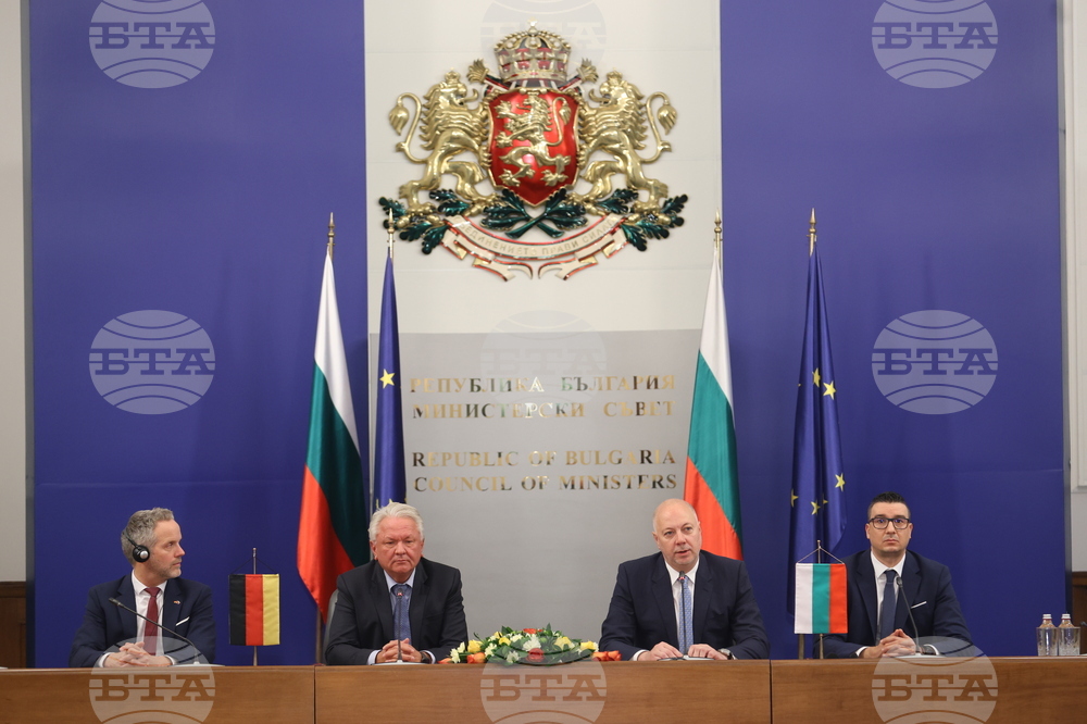 S leva: Roman Kone, Armin Paperger, premijer Rosen Željazkov, ministar ekonomije Petar Dilov, Sofija, 26. oktobar 2025. Foto BTA