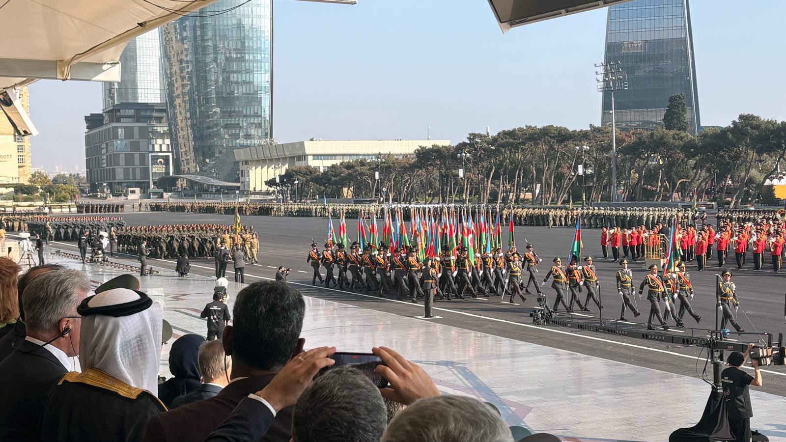 Prikaz vojne parade u Bakuu 8. novembra 2025. godine, povodom Dana pobede — uz učešće kopnenih, vazduhoplovnih i pomorskih snaga Azerbejdžana.