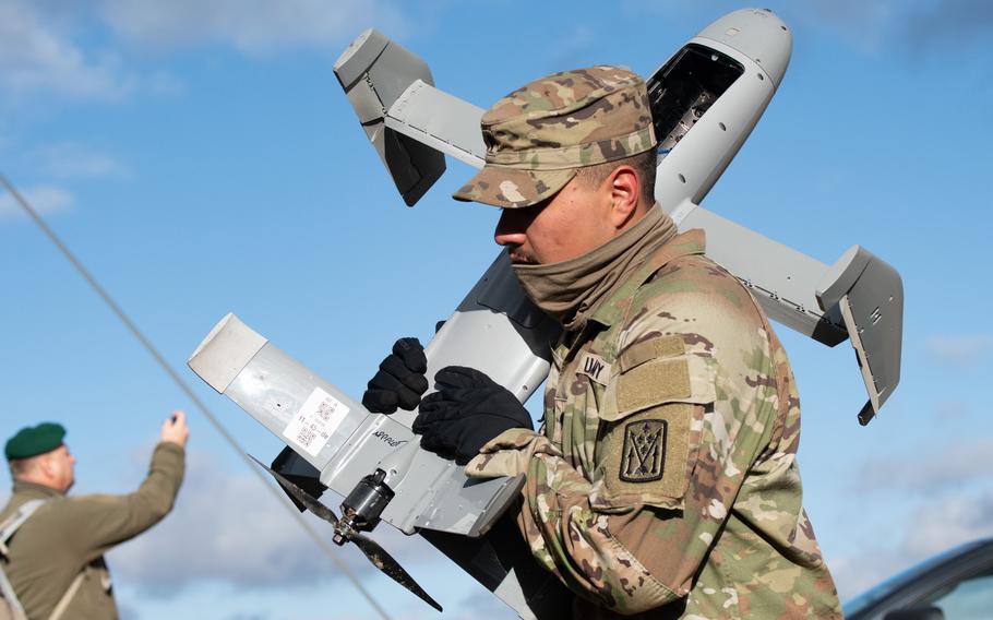 Američki vojnik priprema sistem za borbu protiv dronova Merops za testiranje na poljskom vojnom poligonu za obuku u Novoj Debi 18. novembra 2025.