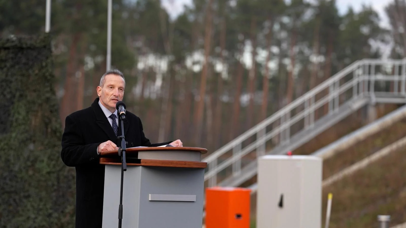 Direktor izraelskog Ministarstva odbrane Amir Baram govori na ceremoniji primopredaje sistema protivraketne odbrane Arrow 3 nemačkom vazduhoplovstvu na aerodromu Holcdorf u istočnoj Nemačkoj, 3. decembra 2025. Tokom događaja, ispred radarskog kupola istak