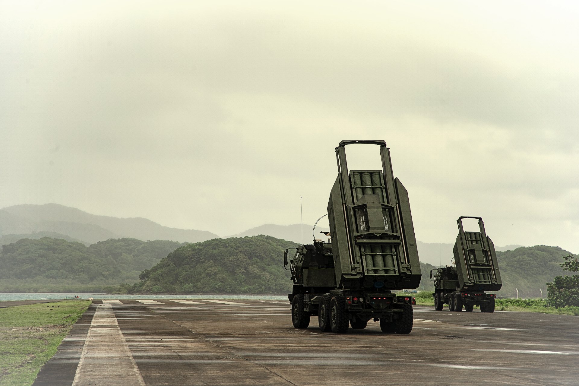 Ilustracija MLRS HIMARS sa modulom lansirnih cevi raketnog sistema Blackbeard GL kalifornijske kompanije Castelion