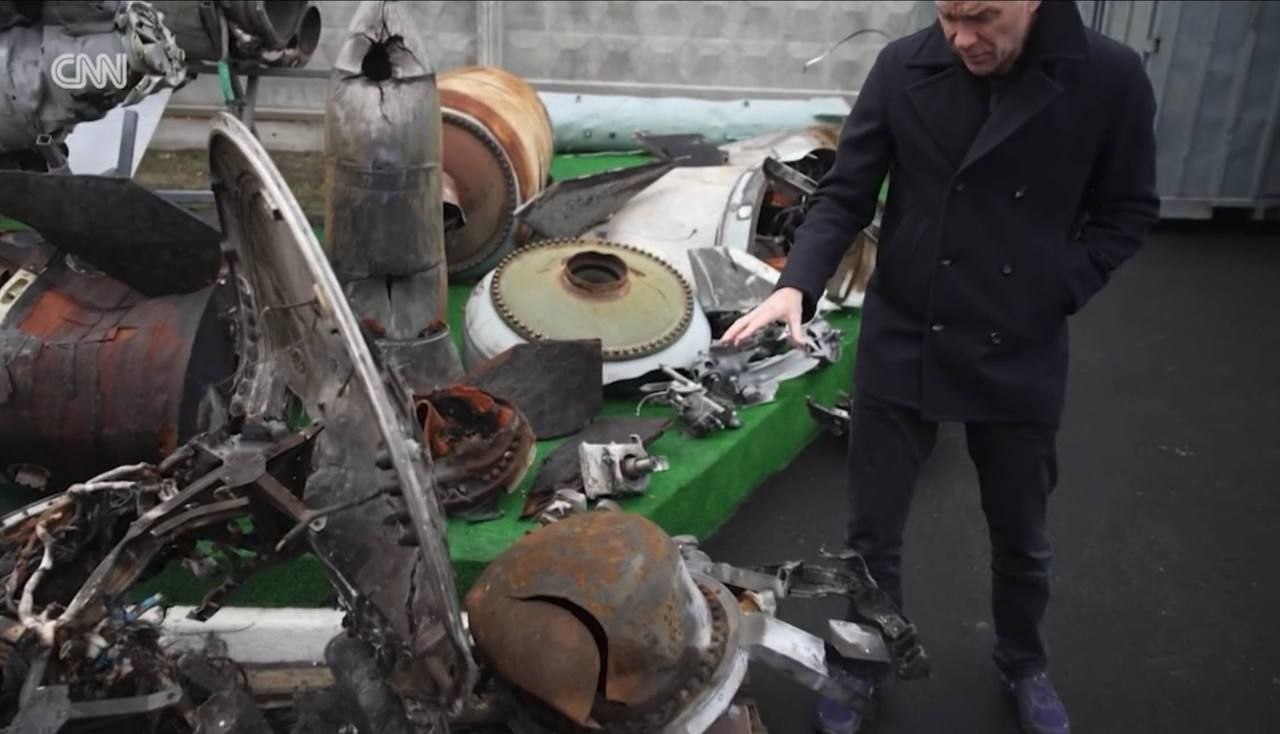 Na screenshotu iz priloga CNN-a vidi se fragment rakete ‘Oreshnik’ izložen u laboratoriji Kijevskog naučnoistraživačkog instituta, gde se trenutno vrši analiza.